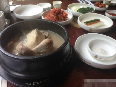 #韩国美食#初伏没有吃到参鸡汤，正好今天天阴阴的就去吃了“志浩韩方参鸡汤”。整整一只塞满了糯米的雏鸡，配上人参等各种医药材炖煮，汤汁浓郁飘香四溢。另外还有鲍鱼参鸡汤、海鲜参鸡汤、鸭肉等。看那空碗就知道多…