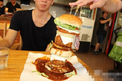  #韩国美食#【疯了的汉堡】小编在周末又出去觅食了~想起很久没去的这家店，便再来看看~这边风景也很好的哦~汉堡的味道依然不错~两个人吃19000的大汉堡还是有点多哦~吃不完的一个还打包了~三个人差不多~这里当然还有…