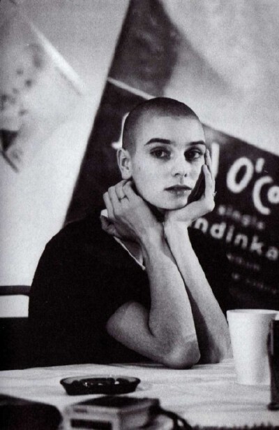 恭迎#Sinead O'Connor#回归！只要她返身歌坛，所有人都将自动回顾她所代表的年代。她的最新单曲#Take Me to Church#MV首播，开头将现在的她与#Nothing Compares 2 U#的特写镜头剪辑混合，过去的反抗与叛逆精神，在她…