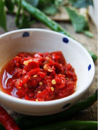 【自制剁椒】 材料：红辣椒 300克 盐 20克 蒜末 20克 高度白酒 作法 1.红辣椒去蒂后浸泡半小时，洗净沥水； 2.摊开晾晒至辣椒表面无水分； 3.将晾干的辣椒剁碎，不用剁得太细，呈大片辣椒碎； 4.辣椒同蒜末放入无油…