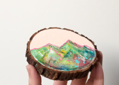 画在雪松木上的山川与湖泊，木纹的肌理给画面增添了迷幻的味道。作者：Cathy McMurray
