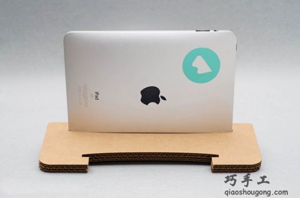 教你利用旧纸壳箱制作简易iPad支架 http://www.qiaoshougong.com/course/262.html