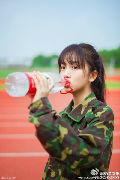 近日，摄影师“嘉俊在上学”在浙江大学城市学院拍摄到了一位正在军训的新生，女生因长相清纯动人，火爆网络，被网友称作是“军训女神”。