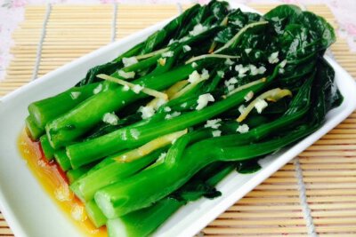 【粤式经典--白灼菜心】1. 菜心摘去老叶，用清水冲洗干净后浸泡10分钟。2. 准备姜丝3. 蒜末小量4. 烧一锅清水、放入小量盐、小量油、姜丝煮沸。 5. 水完全沸腾时，倒入洗净的菜心。每30秒用筷子翻面。 6. 我大概煮了…