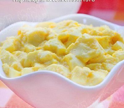【蟹黄豆腐】1. 日本豆腐从中切开； 2. 轻捏两头，挤入一大碗清水中； 3. 用手捞出，改刀成圆片状； 4. 咸蛋三个煮熟； 5. 剥壳去白只留蛋黄，置于小碗中用勺背碾成泥状； 6. 煎锅倒少量油，小火加热，倒入咸蛋黄泥…