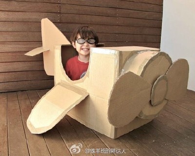 #让纸箱变废为宝# 童年记忆里很开心的回忆就是和小伙伴们钻箱子，把家里装货用的新纸箱（爸妈没揍我）连成四通八达的“管道”，然后和小伙们钻来钻去，无比开心。也许对这样的变废为宝更有一种成就感，所以玩得更加…