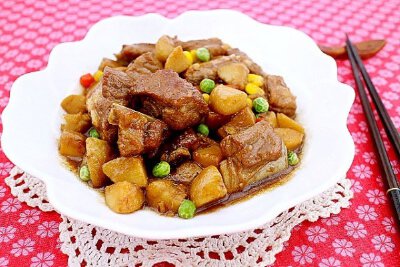 【芋头烧排骨】1. 芋头洗净，去皮，切块，放入热油中炸熟。 2. 杂菜放入沸水中烫熟，盛出备用。 3. 排骨洗净，加入酱油，淀粉，糖腌制片刻。 4. 将排骨放入油锅炸至外皮金黄，捞出沥油。 5. 另起一油锅，爆香葱蒜。 …