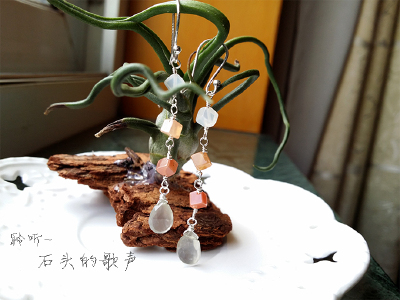 {。初柔}三色月光石925纯银耳环，很特别的打孔方式，颜色漂亮，但因为太小了，切割不是很好，总算成品出来还不错