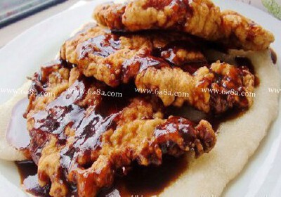 家常炸排骨年糕的做法 工 艺：炸口 味：咸鲜味难 度：初中水平人 数：2准备时间：15分钟烹饪时间：&amp;lt;30分钟 排骨年糕的主料：排骨、年糕适量 排骨年糕的辅料：老抽适量、生抽适量、白糖适量、郫县豆瓣适量、鸡…