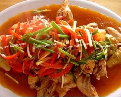 家常炒菜 东安鸡的做法 工 艺：炒口 味：酸辣难 度：普通人 数：3-4人准备时间：20分钟烹饪时间：20分钟 东安鸡的主料：鸡750克、辣椒15克、大葱10克、姜10克、料酒10克、醋5克 东安鸡的辅料：白砂糖5克、味精3克、…