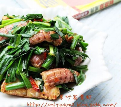 韭菜炒富贵虾的做法 工 艺：炒口 味：咸鲜味难 度：初级入门人 数：2准备时间：10分钟烹饪时间：&amp;lt;10分钟 韭菜炒富贵虾的主料：韭菜1把、虾300克 韭菜炒富贵虾的辅料：色拉油适量、食盐少许、鸡精少许、姜少许…