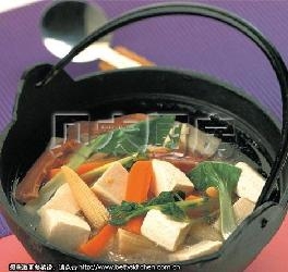 【砂锅豆腐】1. 豆腐、胡萝卜切成小块，与玉米笋、火腿一起放进砂锅，然后加入清水（要是有高汤的话更好），没过豆腐和菜（如果特别喜欢喝汤，当然可以多加一些汤水），葱、姜的多少可按自己的习惯来加，然后用中火…