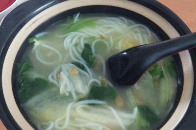 【砂锅米线】1. 先把米线放入锅中煮至8分熟2. 切一些榨菜丁，准备别的配菜等，另起一锅放入适量水，加入一块浓汤宝煮开，加入盐、鸡精，放入冬瓜煮至8分熟，把砂锅放在煤气上，开火，加入煮好的浓汤宝汤，其次加入米…