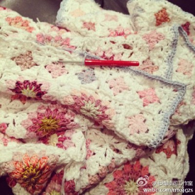 #钩针 毯子 欣赏# 毯子的编织过程是漫长的，也许还会有点枯燥，坚持是为了最后成品的美丽！所以~毯子虽大，可不要烂尾哦~