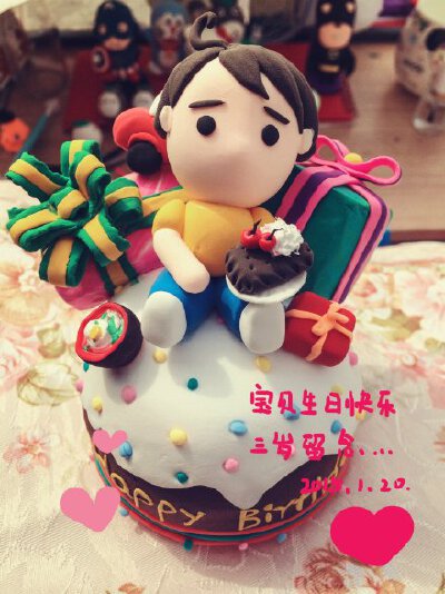  #生日小玩偶#今天小面包三岁咯，买了粘土跟宝宝一起做手工，小家伙捏的章鱼还不错~糖妈也童心大发捏了几个送给小伙伴们~22号随机抽取5位幸运小伙伴，后面五个小玩偶随机发放哦，小章鱼糖妈自留啦~喜欢的小伙伴关注 …