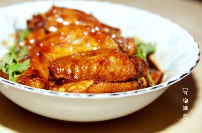 可乐鸡翅丨食材：8只鸡翅、1小勺味精、1杯可乐、1/4杯酱油、1大匙糖、葱2根切段、几个干辣椒、1小勺料酒。做法：除鸡翅外，所有材料混合成腌料。鸡翅切成两半，浸入腌料中，腌40分钟左右。腌好的鸡翅入热油锅过油，…