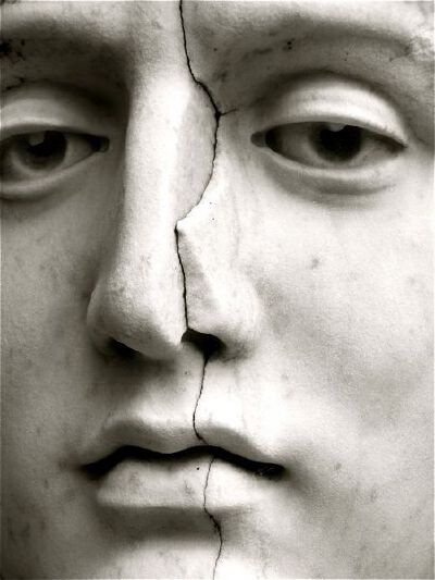 statue
