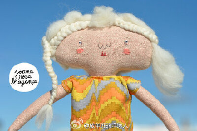 这些憨趣可爱的布偶娃娃是来自葡萄牙的Joana Rosa Bragança的作品。喜欢画插画的她干脆把自己的作品做成了布偶，你更喜欢插画还是布偶娃娃？