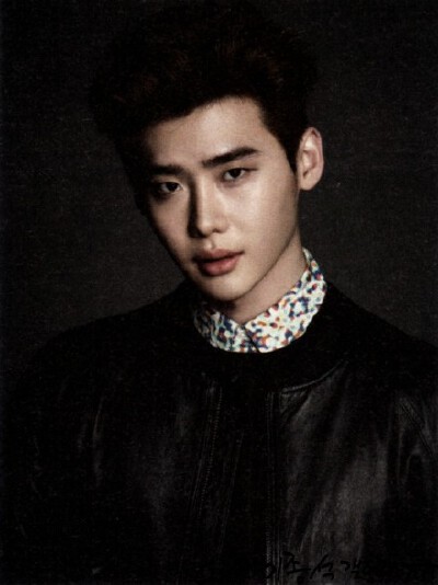 #李钟硕# 《Esquire》4月号杂志扫描图。请问这两条是人腿吗cr:dc