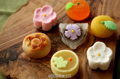 【饱口福更饱眼福】日本这种以豆沙为馅的食品，多半是甜的，以细糯米面裹之，这包装精美得让人舍不得撕开----和果子·温热的和风甜点