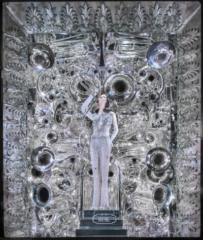 【Windows at Bergdorf Goodman】位于纽约上城第五大道上的Bergdorf Goodman(波道夫·古德曼)百货公司，其橱窗以奢华和梦幻著称。不论时间和主题如何，都能给人深刻的视觉冲击。除了收录其作品的同名图书外，其公司的…