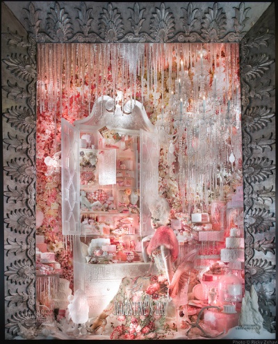 【Windows at Bergdorf Goodman】位于纽约上城第五大道上的Bergdorf Goodman(波道夫·古德曼)百货公司，其橱窗以奢华和梦幻著称。不论时间和主题如何，都能给人深刻的视觉冲击。除了收录其作品的同名图书外，其公司的…