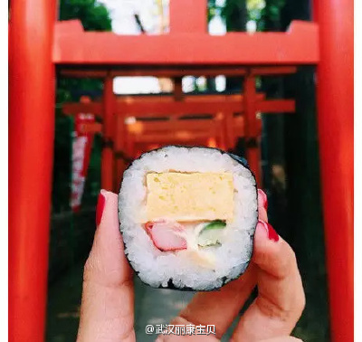 #摄影课堂# 【创意旅行照-美食篇】一般人出去旅游可能会拍风景拍人物，但是拍当地的好吃哒，也很有意思啦，吃货的旅行也很美，go