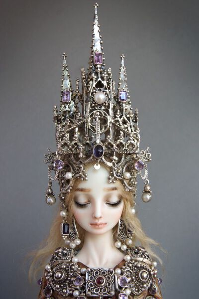 Marina Bychkova的灵魂娃娃 | Marina Bychkova ，1982年出生在俄罗斯西南西伯利亚，1997到加拿大，就读于艺术与设计方面的专业，也学习过金属加工，2002开始做娃娃，后决定以此为生，现在和老公一起生活在加拿大，娃…