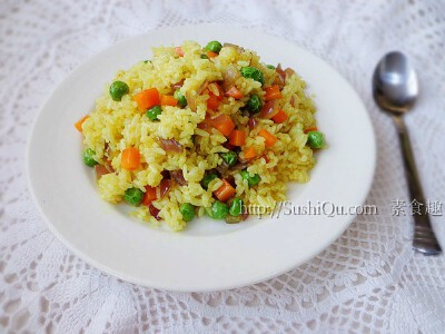 咖喱炒饭 原料：米饭 洋葱 胡萝卜 豌豆 咖喱酱 盐 做法： 1、洋葱洗净切小丁，胡萝卜削皮洗净切小丁，新鲜豌豆洗净，剩米饭提前搅散 2、锅里放油，放入洋葱、胡萝卜和豌豆粒翻炒，炒一会儿后放入一勺咖喱酱，翻炒均…
