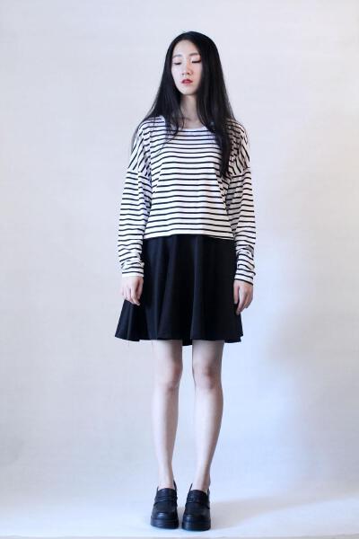 芍药居原创设计 白横条 短上衣 圆领 条纹 T恤 长袖拼接 女款