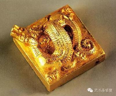 西汉 “文帝行玺”金印（广州南越王墓博物馆藏）1方形龙钮金印，通高1.8厘米，边长3.1厘米，重148.5克，含金量98％，印面呈田字格状，阴刻“文帝行玺”4字。钮作一龙蜷曲状，龙首尾及两足分置四角上，似腾飞疾走。这…