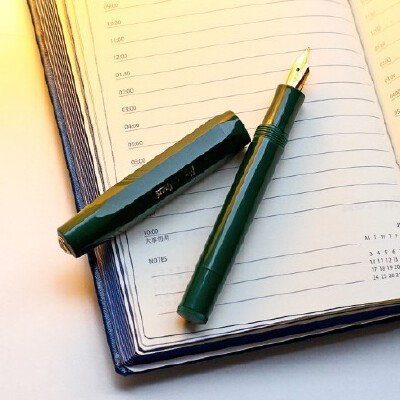 #文具资讯# Kaweco skyline sport经典运动钢笔沿袭着上个世纪八角形笔身设计，笔身为树脂材料制作～Kaweco是德国历经百年历久弥新的钢笔品牌，最吸引小编的一点是，可以在它的笔盖上刻上自己的名字哦，拥有一支世界…