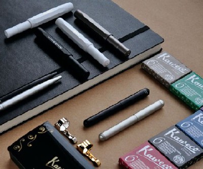 #文具资讯# Kaweco skyline sport经典运动钢笔沿袭着上个世纪八角形笔身设计，笔身为树脂材料制作～Kaweco是德国历经百年历久弥新的钢笔品牌，最吸引小编的一点是，可以在它的笔盖上刻上自己的名字哦，拥有一支世界…