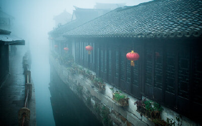 水鄉雨霧鎖春秋。