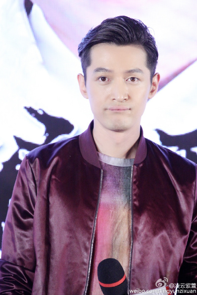 #胡歌# 整个发布会就是一个苏！！苏！！苏！！嘟嘴是要哪样啊今天的苏哥哥被感动了，古月的小朋友也很乖哦@古月哥欠-胡歌官网