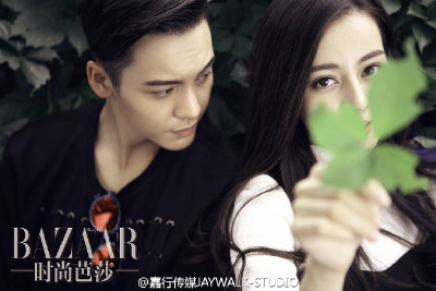#迪丽热巴#小师妹@Dear-迪丽热巴 和大西轰@William威廉陈伟霆 为@时尚芭莎 拍摄平面电影写真大片！再续前缘的两人从《古剑》穿越到现代，在图片的背景剧本中，两人用专业的演绎和默契的配合，通过十二张精美的时尚大…