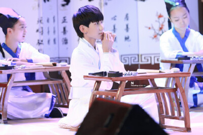 151004 @TFBOYS-王源 急需一些粉红屁！