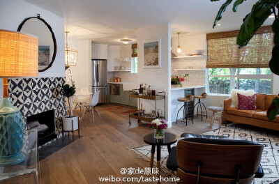  让#小户型#的灰暗小格局变通透大空间的#before&amp;amp;after#分享，拆除了原来封闭式厨房的隔墙，引入大面积的白色，特别是无独立采光的餐厅，桌椅墙面白白白，玻璃吊灯透亮夺目，亮堂堂~家具是适应小空间的长腿轻…
