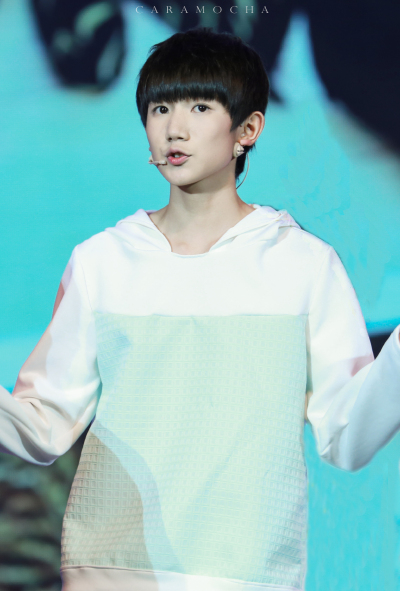 【王源 1108王源的森林小夜曲生日会】#王源15岁首献原创弹唱##1108王源的森林小夜曲# 玫瑰洒蜂蜜，名剑淬辰星。晨曦纳雨滴，夜幕闪电鸣。这黑白转换是你，而你是奇迹。@TFBOYS-王源 cr：@咿呀咿呀也