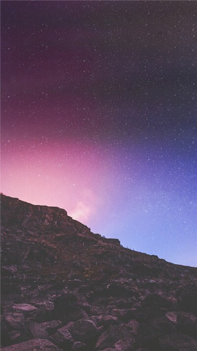 来一波超唯美的满天星星的星空手机壁纸素材吧，一直都很喜欢星星的你要不要尖叫呢，最后一张还有流星划过，这样你可以随时随地许愿了……