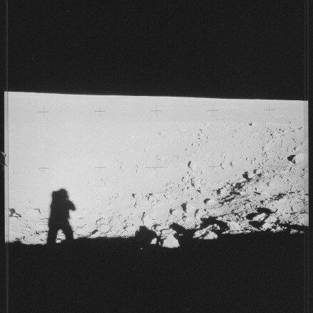 孤独的旅行。NASA近日公布了一系列当年阿波罗登月任务时的照片，展示了1968年到1972年的各艘阿波罗飞船在宇宙拍到的精彩瞬间。阿波罗系列飞船都配备有专门的哈苏(Hasselblad)相机，在飞船运行的途中拍下了数以千计的照片，几乎记录了在宇宙的每一个时刻。有些照片甚至堪比大师作品。