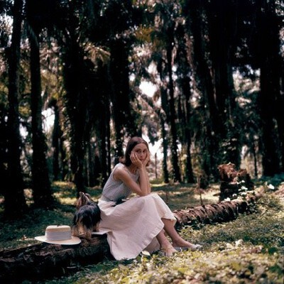 1958年，奥黛丽.赫本在非洲拍电影《修女传》的时候，摄影师 Leo Fuchs为她拍摄的一组照片。