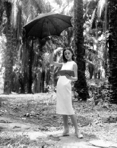 1958年，奥黛丽.赫本在非洲拍电影《修女传》的时候，摄影师 Leo Fuchs为她拍摄的一组照片。