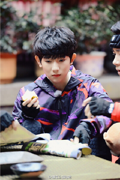 《#全员加速中#》第七期【双龙之书】，今晚和源宝宝一起加速吧。@TFBOYS-王源