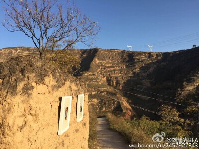 石节子黄土画廊。借这种光芒给艺术一种念想。