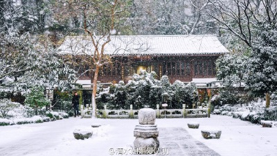 如果有幸步行到北山路附近，停驻在这个弄堂