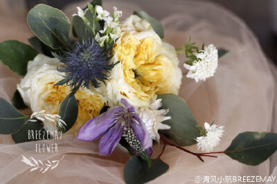  去年做的黄色系新娘手捧，和我认为很搭的复古婚纱。喜欢复古风，旧物件沾染了许多人情味，比光鲜亮丽整整齐齐的新东西多一份亲近感。复古婚纱非常不适合国情，不过拍婚纱照的时候可以考虑～婚纱按顺序是#annacampbe…