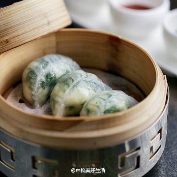 【节后刮脂-海鲜豆苗饺】豆苗清香，虾仁爽口，低热量，却满满都是营养！豆苗叶下锅煸炒，摊凉后与虾仁、沙葛拌匀，以优质绵白糖与盐调味；澄面与淀粉混合，然后一边倒入沸水，一边搅拌使其成透明面团，制成面皮；包…