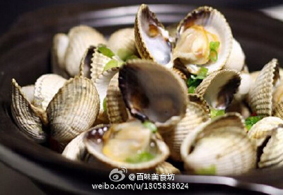 【清酒蒸蛤蜊】1.将蛤蜊泡在盐水中吐沙；双手拿起吐过沙后的蛤蜊，用它们的壳互相搓洗干净外壳的泥沙；2.在锅内放入剪后的干辣椒，倒入清酒，把洗净后的蛤蜊直接放入，大火加热，盖上盖子，焖至蛤蜊开口；3.关火后撒…