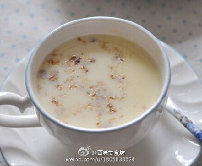【核桃玉米奶】1.玉米粒加一杯核桃放入豆浆机，加水至水位线，按玉米汁键，打成玉米汁；2.过滤，往玉米汁里注牛奶，加核桃碎。